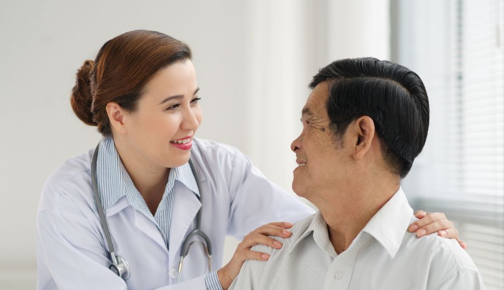 Doctor explaining to kidney failure patients what happens when your kidneys stop working